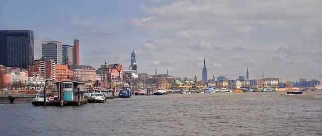 https://pixabay.com/photos/hamburg-port-elbe-4865212/