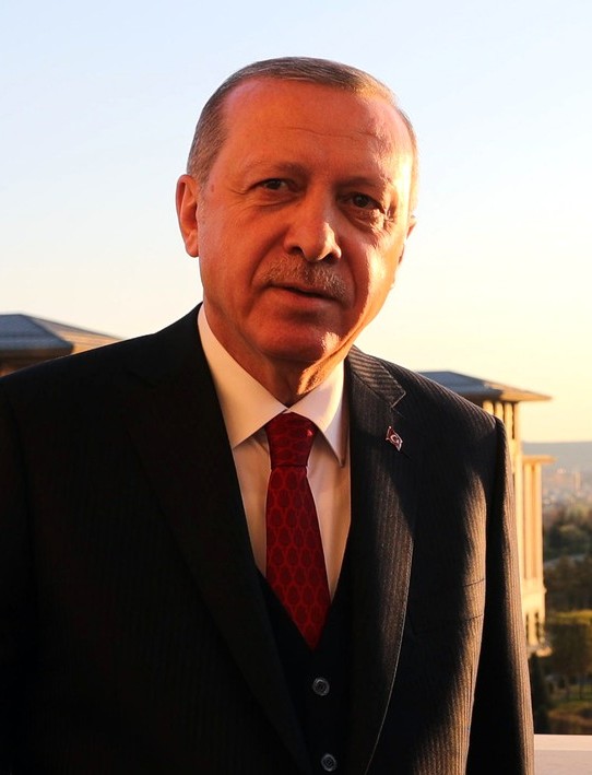 https://upload.wikimedia.org/wikipedia/commons/0/02/Recep_Tayyip_Erdo%C4%9Fan%2C_2018_%28cropped%29.jpg
