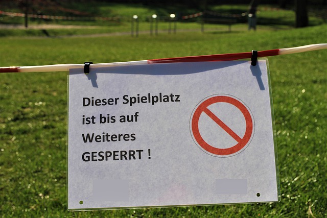 https://pixabay.com/de/photos/corona-spielplatz-ausgang-gesperrt-4968050/