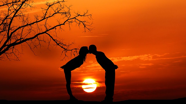 https://pixabay.com/de/photos/sonnenuntergang-paar-romantik-4825272/