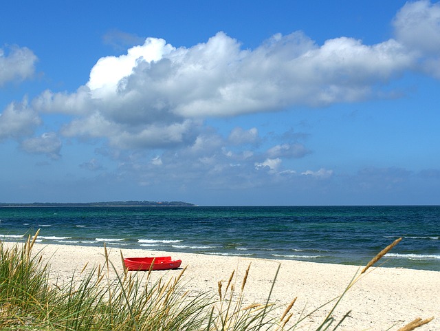 https://pixabay.com/de/photos/boot-strand-meer-fischerboot-1237951/