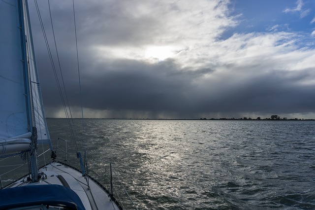 https://pixabay.com/de/photos/segelboot-wolken-luft-wasser-2838465/