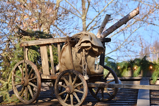 https://pixabay.com/de/photos/leiterwagen-holz-antik-wagenrad-1081417/