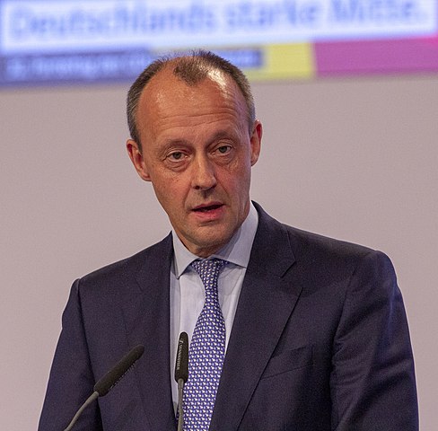 https://upload.wikimedia.org/wikipedia/commons/thumb/0/01/2019-11-22_Friedrich_Merz_CDU_Parteitag_by_OlafKosinsky_MG_5695.jpg/488px-2019-11-22_Friedrich_Merz_CDU_Parteitag_by_OlafKosinsky_MG_5695.jpg