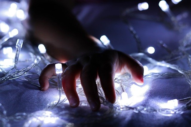 https://pixabay.com/de/photos/kind-beleuchtung-baby-h%C3%A4nde-nacht-2873711/