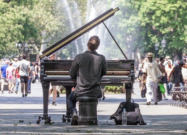 https://pixabay.com/de/photos/manhattan-konzert-solo-klavier-1674404/
