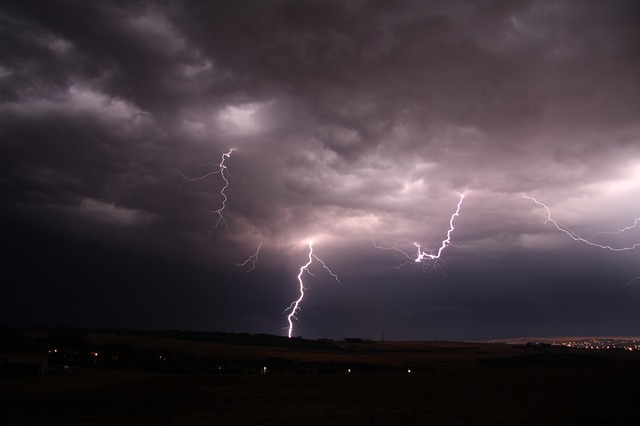 https://pixabay.com/de/photos/frankreich-gewitter-blitz-2658985/