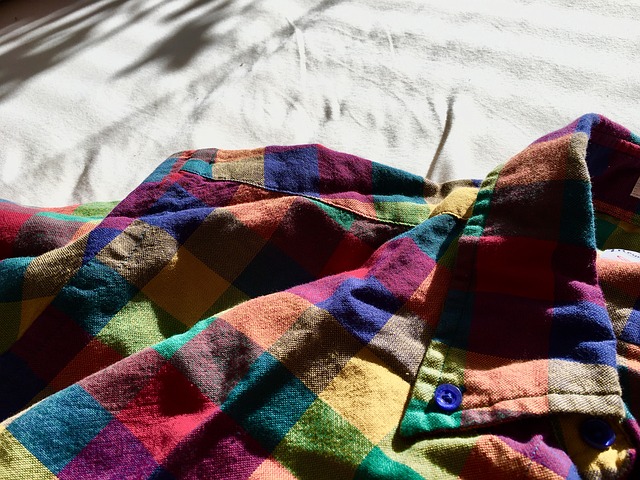 https://pixabay.com/de/photos/hemd-kleidung-mode-kragen-farben-1794184/