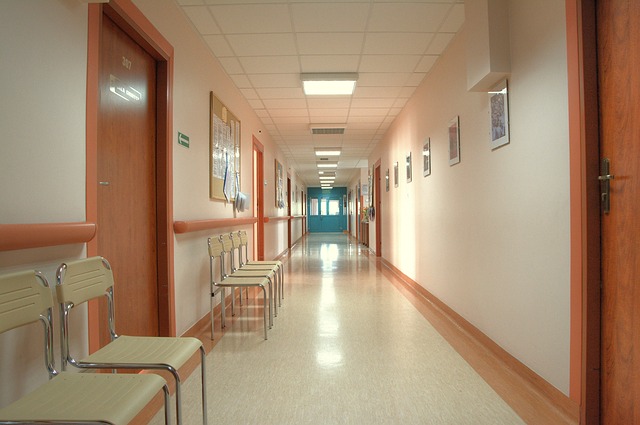 https://pixabay.com/de/photos/krankenhaus-korridor-op-saal-484848/