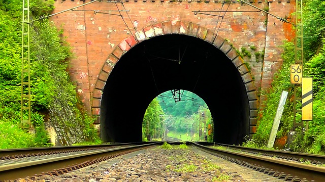 https://pixabay.com/de/photos/tunnel-eisenbahntunnel-b%C3%B6gen-362702/