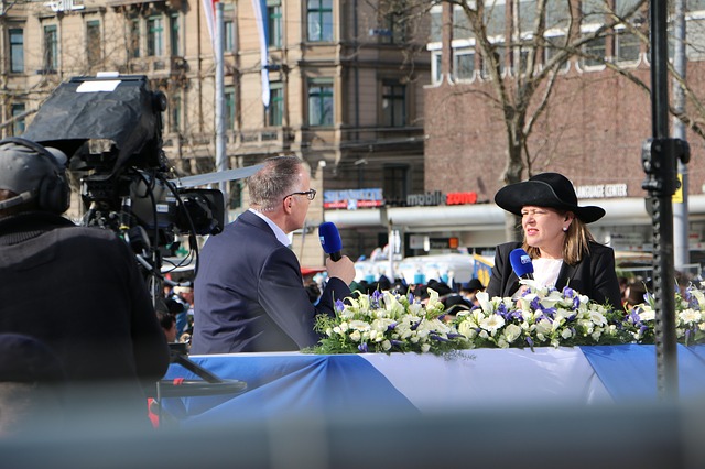 https://pixabay.com/de/photos/tv-%C3%BCbertragung-prominenz-interview-721546/