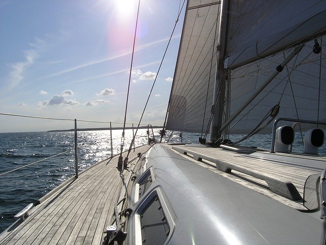 https://pixabay.com/de/photos/segelyacht-sonne-meer-segelschiff-742320/