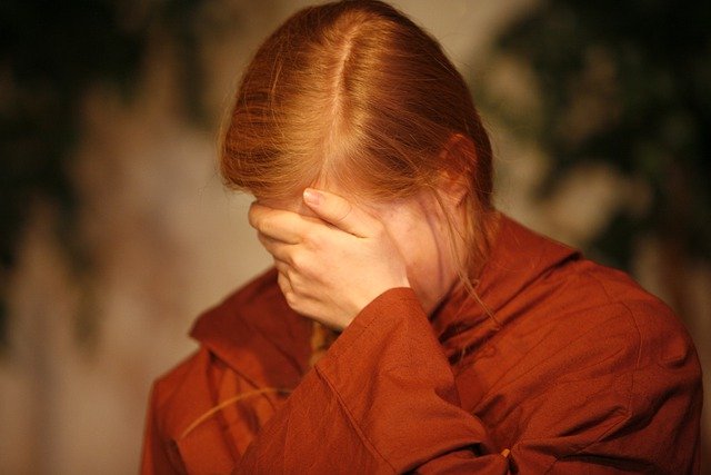 https://pixabay.com/de/photos/verzweifelt-hand-vor-gesicht-trauer-4941734/