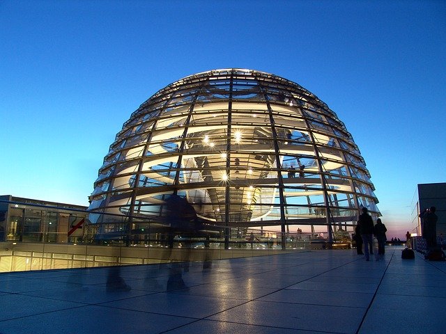 https://pixabay.com/de/photos/berlin-reichstag-dem-deutschen-volke-971799/