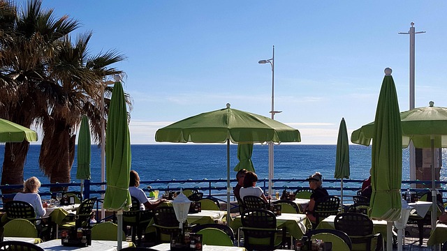 https://pixabay.com/de/photos/cafe-sonnig-spanien-restaurant-1213415/