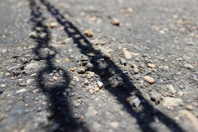 https://pixabay.com/de/photos/kette-schatten-boden-asphalt-6194230/