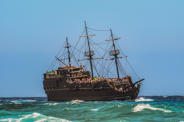 https://pixabay.com/de/photos/schiff-boot-piratenschiff-meer-4236248/