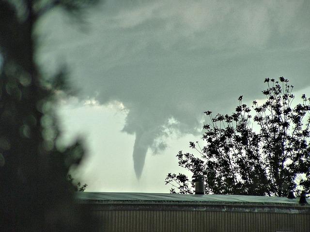 https://pixabay.com/de/photos/tornado-trichterwolke-dunklen-himmel-657633/