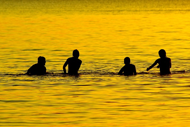 https://pixabay.com/de/photos/jungen-spielen-in-lake-see-d%c3%a4mmerung-3892079/