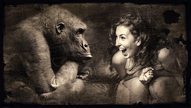 https://pixabay.com/de/photos/composing-affe-frau-lachen-sepia-2925179/