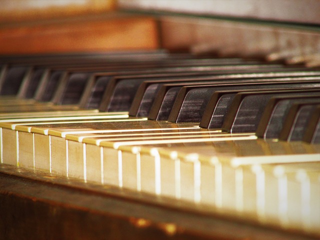 https://pixabay.com/de/photos/altes-klavier-klavier-alt-musik-4472808/