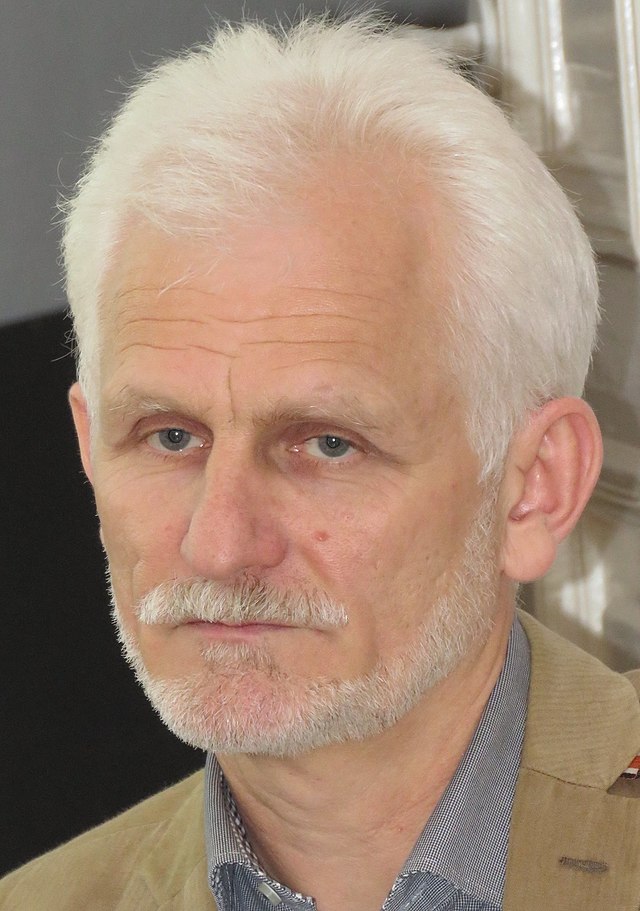 https://upload.wikimedia.org/wikipedia/commons/thumb/d/da/Ales_Bialiatski_Fot_Mariusz_Kubik_02.jpg/539px-Ales_Bialiatski_Fot_Mariusz_Kubik_02.jpg